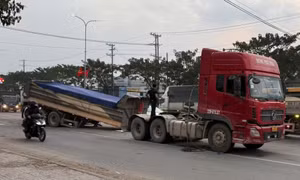 Xe đầu kéo đang lưu thông bất ngờ bị gãy trục, rơi rơ-moóc ra đường