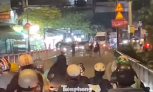 Hàng chục đối tượng tụ tập giải quyết mâu thuẫn bằng mã tấu trên đường phố TPHCM 