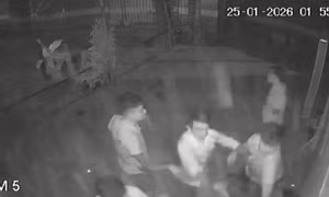 Camera ghi cảnh nam thanh niên bị nhóm đông người đánh gục tại nhà dân