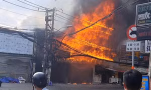 Cháy ngùn ngụt ở TPHCM 