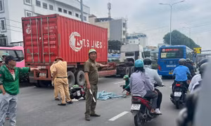 Về nhà sau buổi học, nữ sinh viên 18 tuổi tử nạn dưới bánh xe buýt