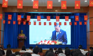 Nhiều trường đại học khai giảng, trao học bổng khủng cho sinh viên