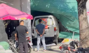 Ô tô lao vào siêu thị sau cú húc của xe tải