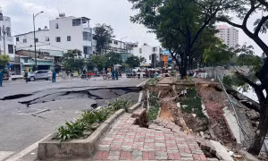 Truy nguyên nhân vụ mảng đường lớn sụt xuống kênh ở TPHCM