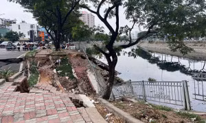 Sau tiếng động lớn, một mảng đường ‘biến mất’