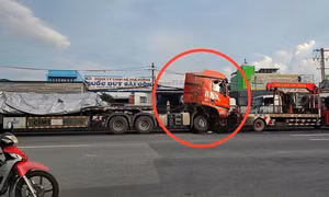 Xe đầu kéo chở sắt gặp sự cố, giao thông kẹt cứng nhiều giờ trên đường Lê Đức Anh