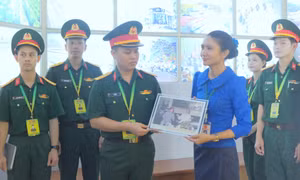 Sĩ quan trẻ Việt Nam - Lào tiếp lửa truyền thống liên minh chiến đấu