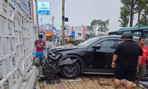 Ô tô lao nhanh vào giao lộ Thủ Đức hất văng nhiều xe máy