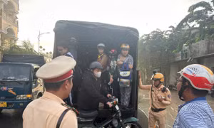 TPHCM đối mặt mưa lớn cùng triều cường lịch sử, CSGT cảnh báo khẩn