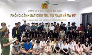 Công an TPHCM đánh sập tụ điểm ma túy trong bar Revo, bắt giữ hàng chục đối tượng