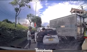 Thót tim cảnh xe tải và ô tô con rượt đuổi, chèn ép nhau trên đường ở TPHCM