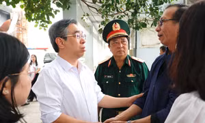 Lãnh đạo TPHCM thăm hỏi gia đình vụ cháy khiến ba mẹ con qua đời