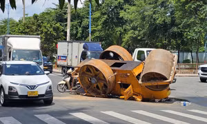 Xe lu rơi khỏi xe tải, người đi đường thoát nạn trong gang tấc