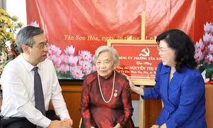 Cụ bà 96 tuổi nhận Huy hiệu 80 năm tuổi Đảng