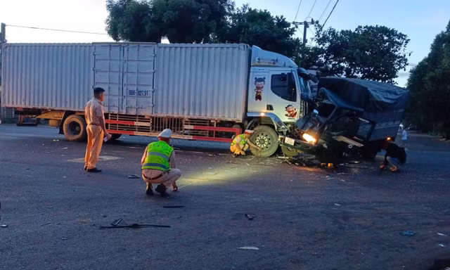 Xe cứu hộ gây tai nạn liên hoàn trên Quốc lộ 26