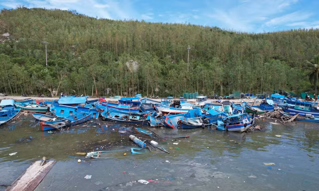 Xác tàu thuyền la liệt, làng chài hoang tàn sau đêm cuồng phong vì bão số 13