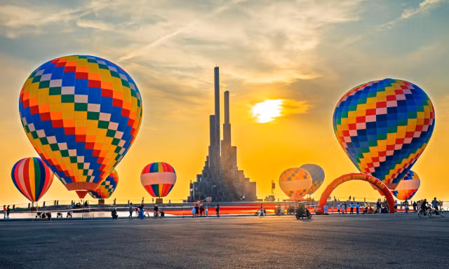 Khinh khí cầu nhuộm rực trời vùng biển