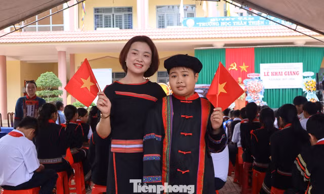 Sắc màu thổ cẩm trong lễ khai giảng đặc biệt tại Đắk Lắk