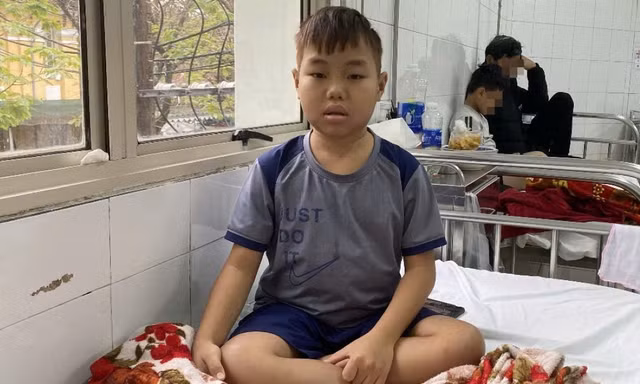 Người cha bất lực xin không nhập viện cho con suy thận giai đoạn cuối vì cạn tiền bạc