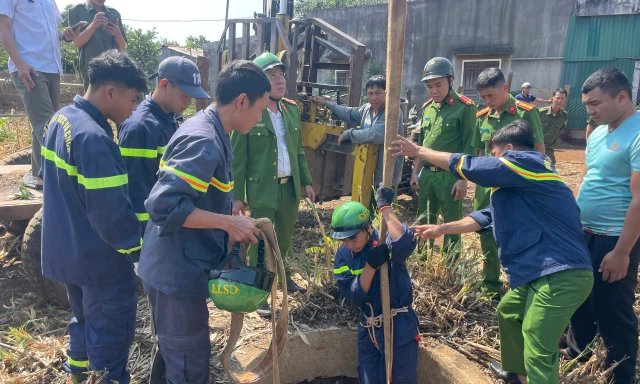 CLIP: Nghẹt thở giải cứu bé trai rơi xuống giếng sâu hun hút ở Đắk Lắk