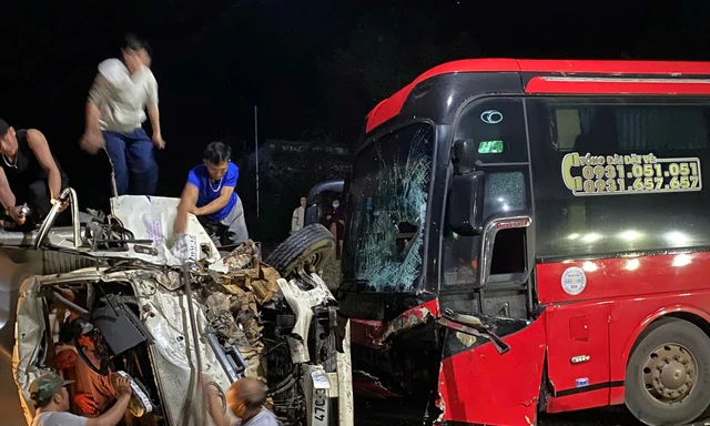 Phá cabin xe tải, cứu đôi vợ chồng mắc kẹt sau vụ tai nạn kinh hoàng ở Đắk Lắk