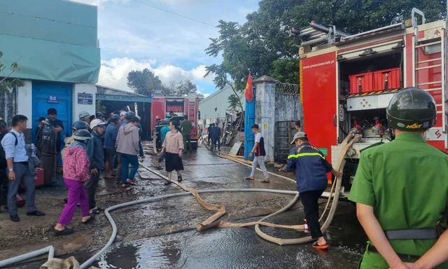 Cháy lớn tại garage ô tô ở Gia Lai, thiêu rụi nhiều xe