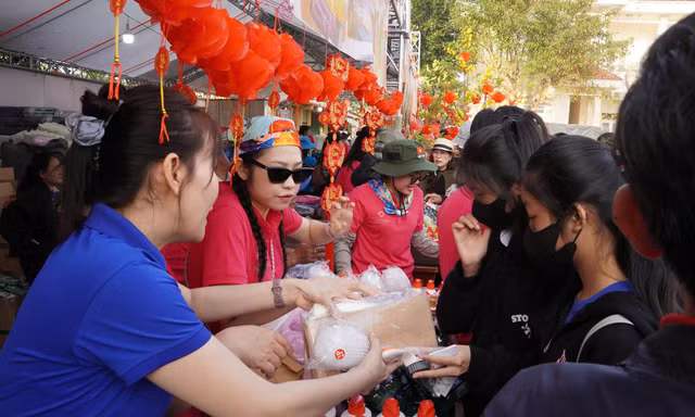 Chợ 0 đồng mang Tết ấm đến hơn 4.000 người dân Đắk Lắk