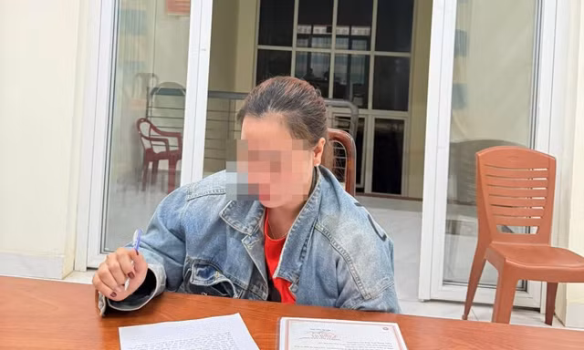 Rùng mình clip: Bé nằm dưới nền nhà, 4 lần bị bóp mặt đến nghẹt thở, khóc đỏ người