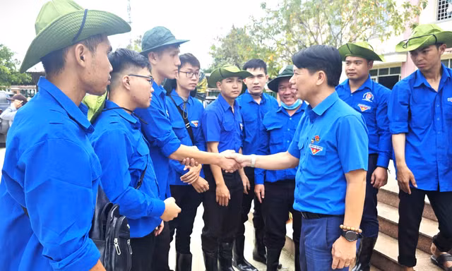 Bí thư Tỉnh Đoàn Đắk Lắk kết nối hỗ trợ hơn 1 tỉ đồng cho các hộ dân tâm lũ Đắk Lắk