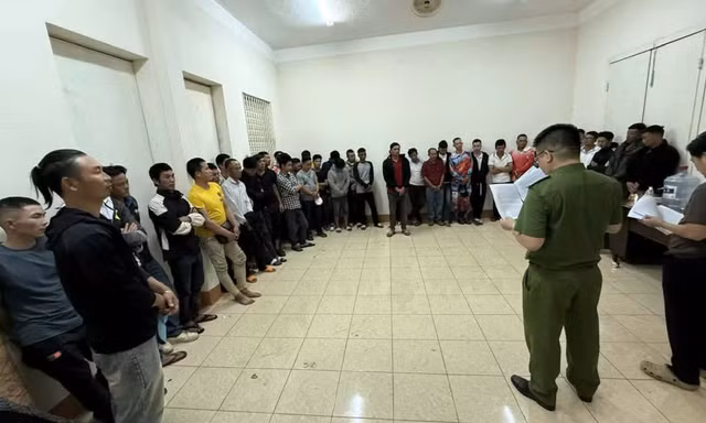 Triệt xóa sới bạc núp bóng ‘câu cá trao thưởng’, tạm giữ 40 đối tượng