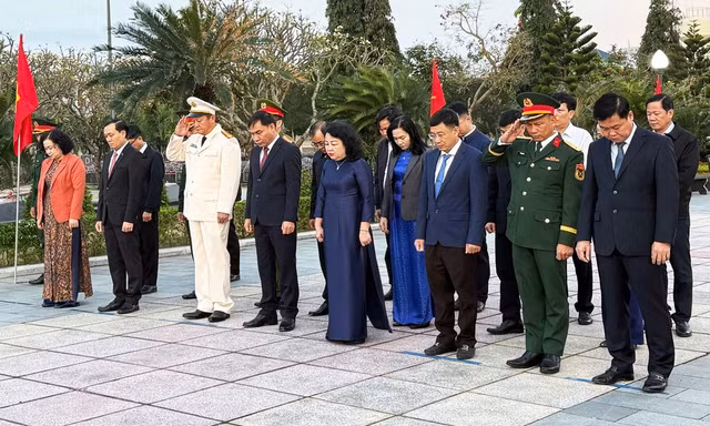 Đoàn đại biểu tỉnh Đắk Lắk dự Đại hội XIV của Đảng dâng hương viếng các Anh hùng liệt sĩ