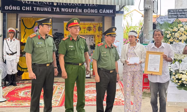 Trao 150 triệu đồng hỗ trợ gia đình trung tá công an Đắk Lắk hy sinh