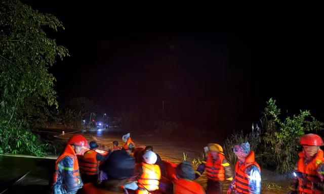 Sơ tán 180 người dân trong đêm mưa lũ