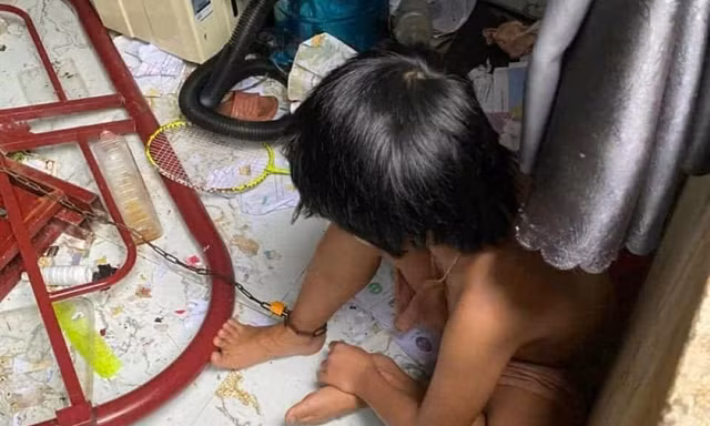 Thông tin bất ngờ vụ hai bé gái bị bố ruột nhốt, xích chân vào thành giường