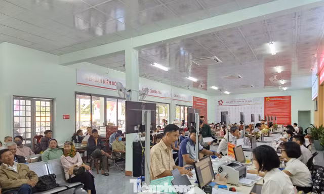 Vụ dùng gạch đá 'đặt chỗ' dịch vụ hành chính công: Vì sao người dân nườm nượp đi từ 4-5 giờ sáng?