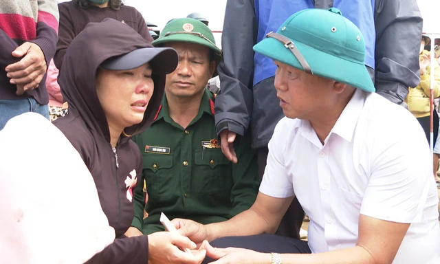 Chính quyền nói gì về thông tin xe bồn chạy qua trước thời điểm xảy ra sập bờ kè làm 4 người chết?