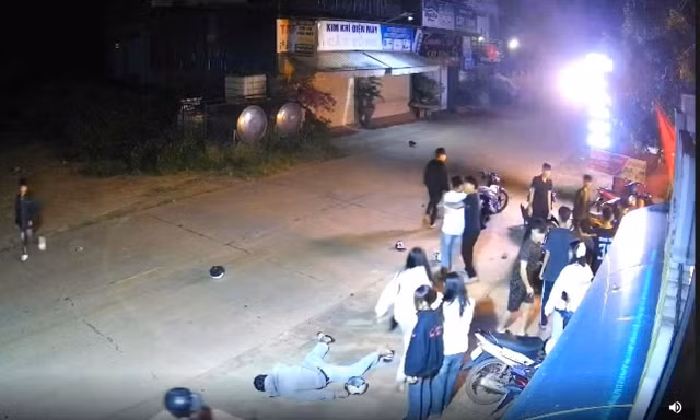 Nam thanh niên tử vong sau khi bị đối thủ dùng đũa bẻ đôi đâm vào mặt