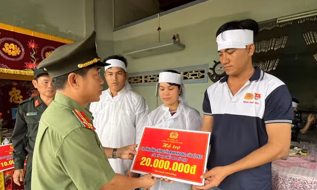 Cứu người dân khỏi vùng nguy hiểm, đại úy công an nhận tin dữ bố vợ tử nạn trong lũ