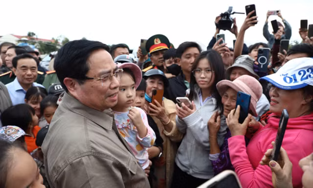 Thủ tướng Chính phủ Phạm Minh Chính về với bà con vùng lũ Đắk Lắk