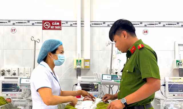 Bé gái sơ sinh bị vùi trong cát đã bú được sữa