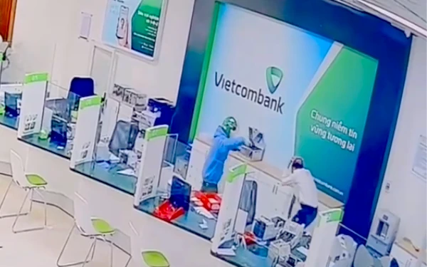 Hai đối tượng cầm vật giống súng cướp ngân hàng ở Gia Lai