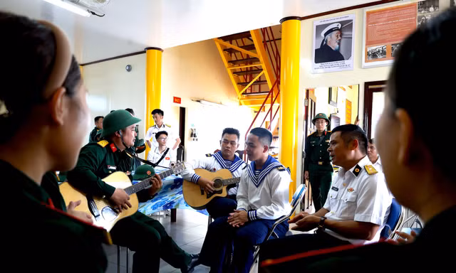 Xem chiến sĩ Hải quân 'mình đồng da sắt' trình diễn văn nghệ trên đảo