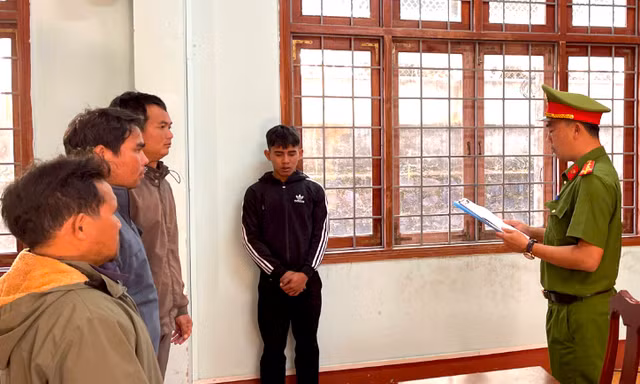Bị khởi tố về tội ’Giết người’ vì đi xe máy đánh võng rồi tông vào cảnh sát