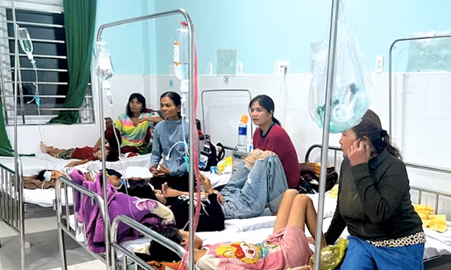 131 người bị ngộ độc thực phẩm sau khi ăn tân gia