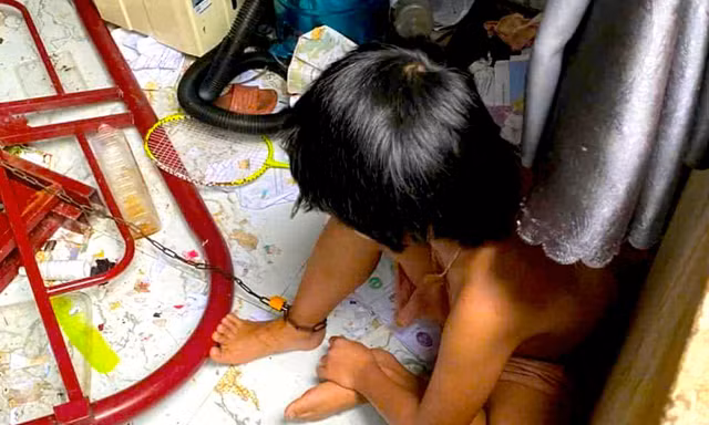 Vụ xích chân con gái 9 tuổi vào giường: Công an triệu tập người cha