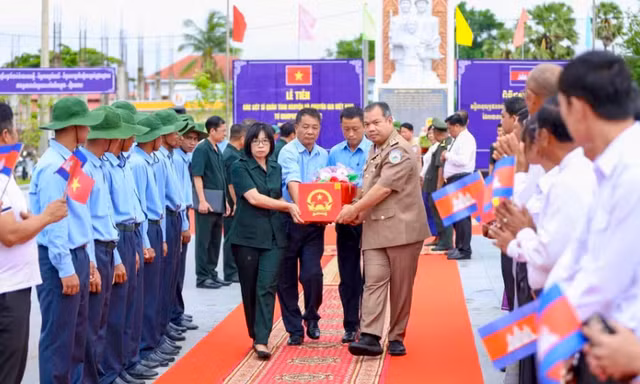15 hài cốt liệt sĩ hy sinh tại Campuchia hồi hương về đất mẹ Việt Nam