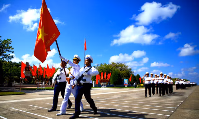 Lễ chào cờ và duyệt đội ngũ xúc động ở 'trái tim' Trường Sa