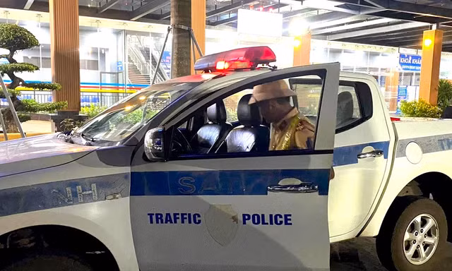 Sản phụ vỡ ối gặp thời tiết xấu, CSGT Gia Lai 'mở đường' hơn 50km tới bệnh viện 