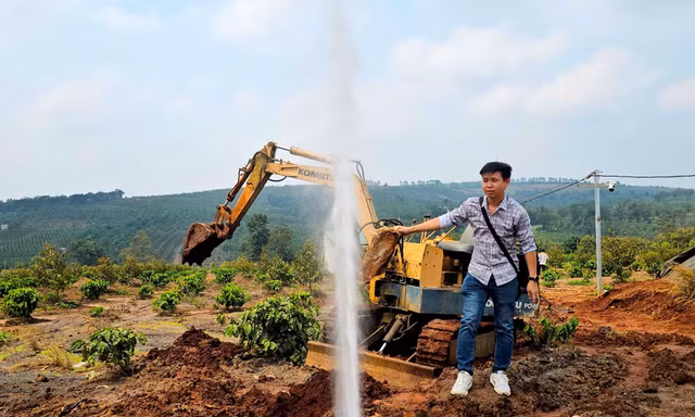 Cận cảnh giếng nước tự phun lên cực mạnh ở Gia Lai 