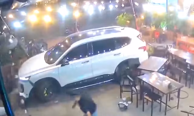 Khởi tố đối tượng lao ô tô vào quán nhậu tông chết người